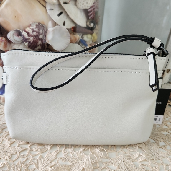 NWT  Simply Vera Wang Wristlet.  VEGAN LEATHER.  Creamy White - Picture 2 of 9